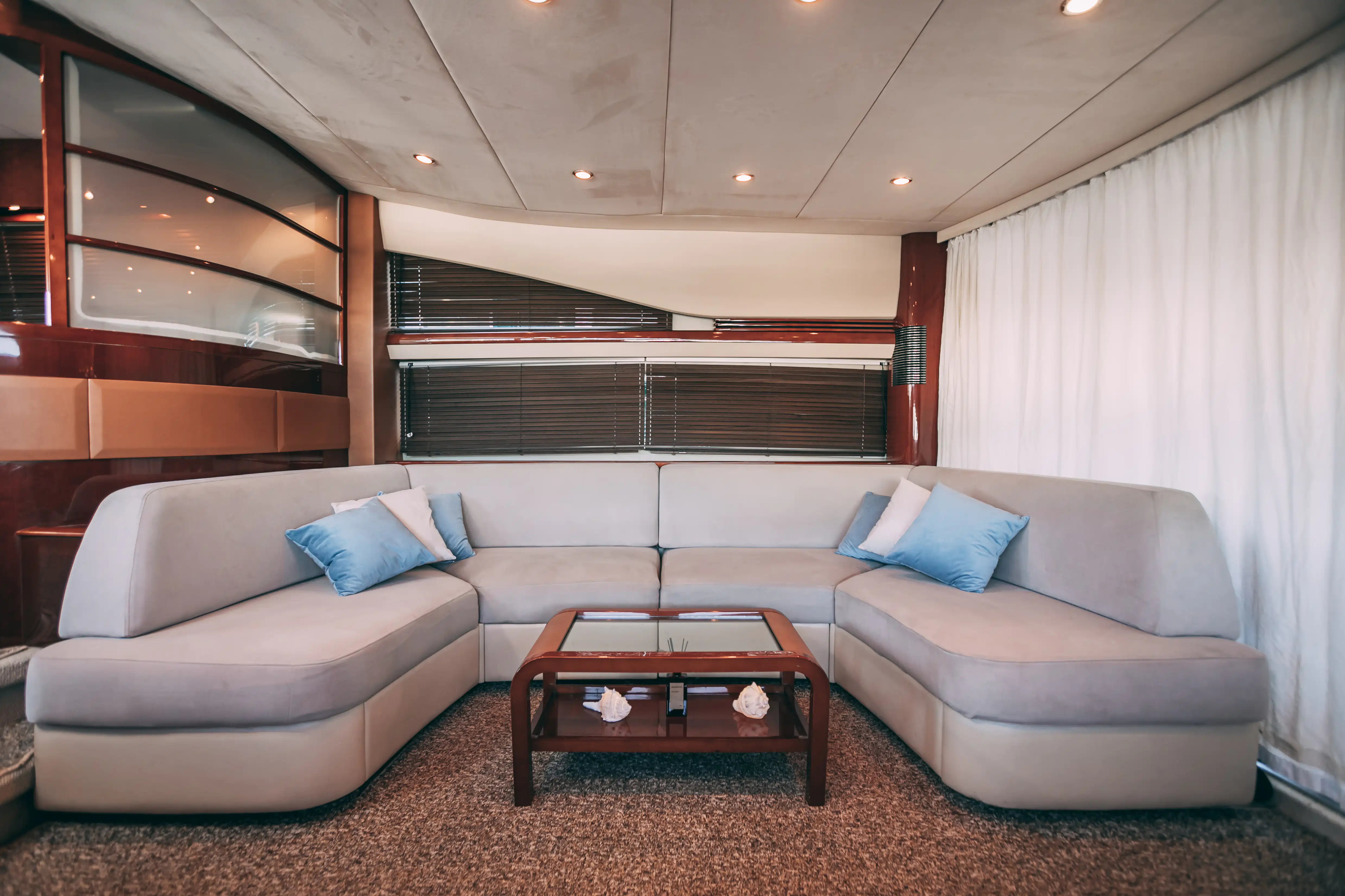 Яхта Princess 68